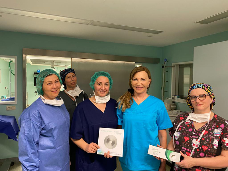 Dr. Rau mit Assistentinnen